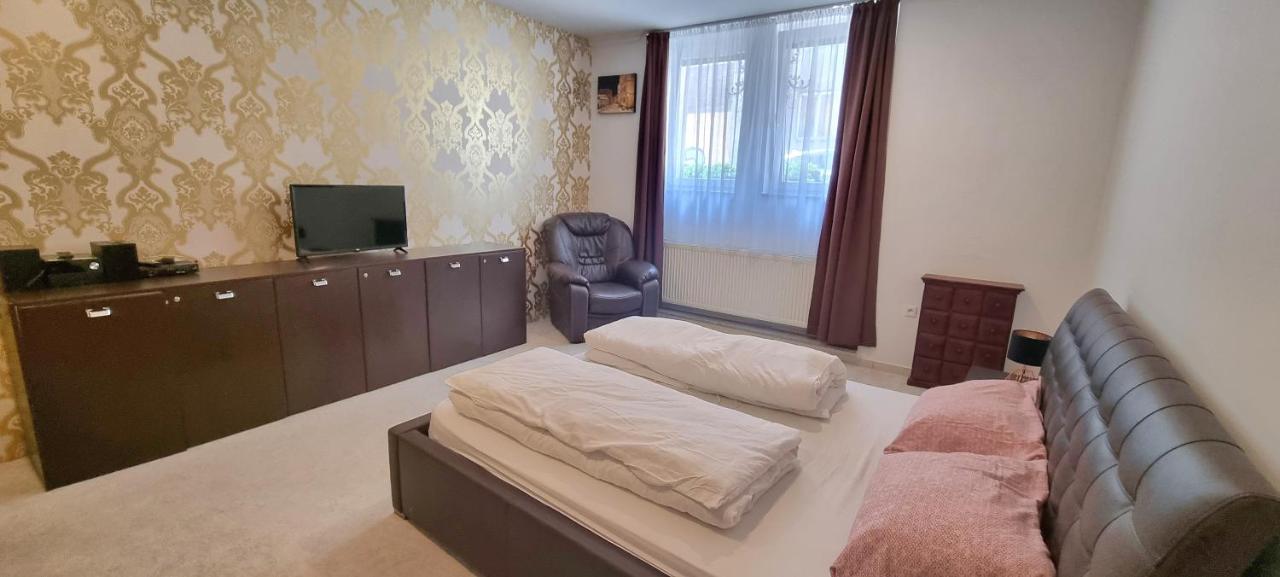 Spacious Apartment In City Center Bratislava Esterno foto