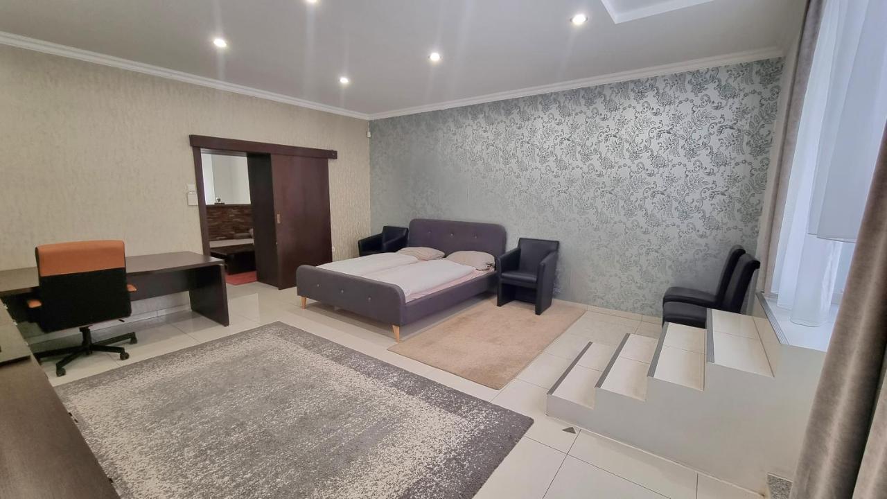 Spacious Apartment In City Center Bratislava Esterno foto