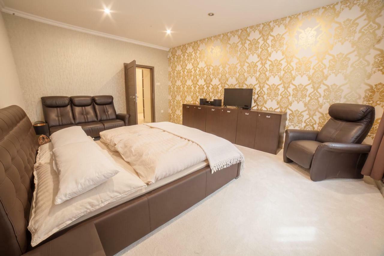 Spacious Apartment In City Center Bratislava Esterno foto