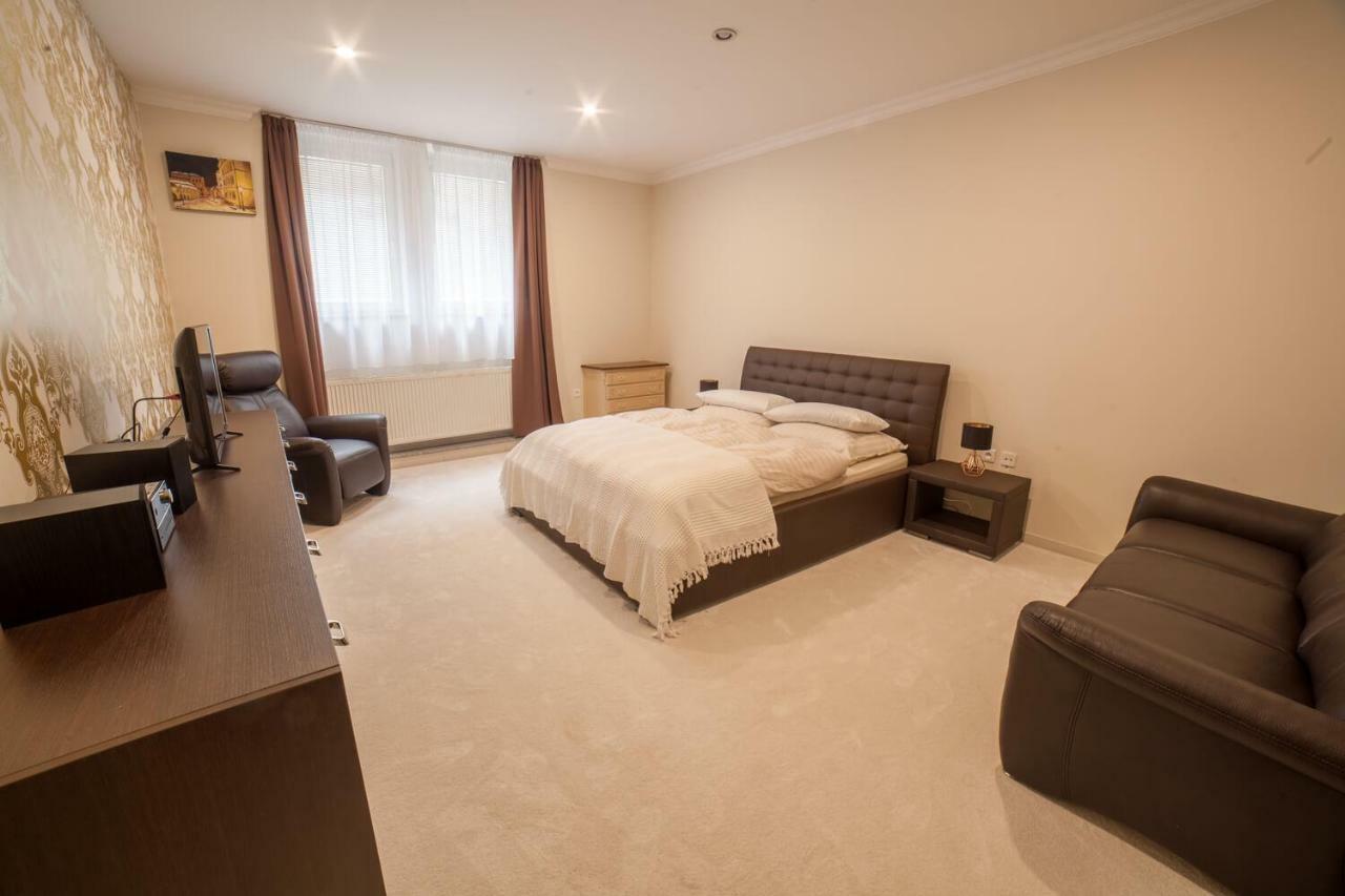 Spacious Apartment In City Center Bratislava Esterno foto